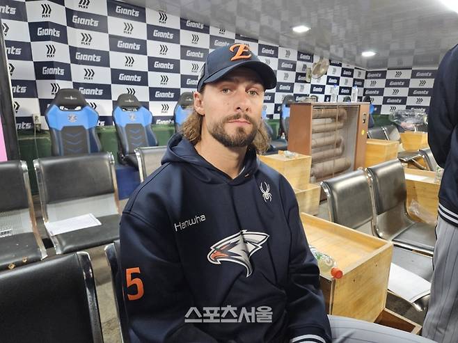 한화 와이스가 23일 사직구장에서 열린 2025 KBO리그 롯데전 승리투수가 된 후 인터뷰에 응했다. 사직 | 김동영 기자 raining99@sportsseoul.com