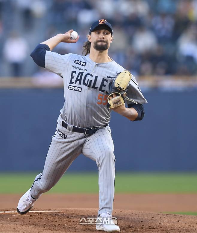 한화 선발투수 와이스가 10일 잠실구장에서 열린 2025 KBO리그 두산과 경기에서 역투하고 있다. 잠실 | 최승섭기자 thunder@sportsseoul.com