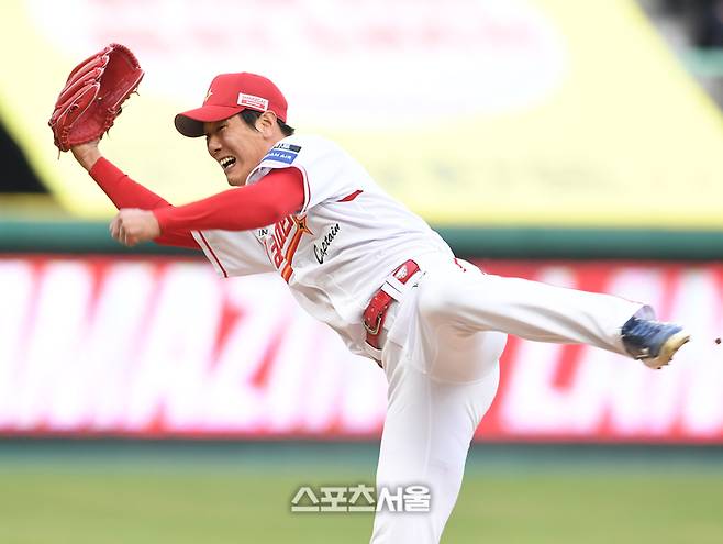 SSG 김광현이 이닝을 거듭할 수록 흔들리는 투구를 한다.  문학 | 박진업 기자 upandup@sportsseoul.com
