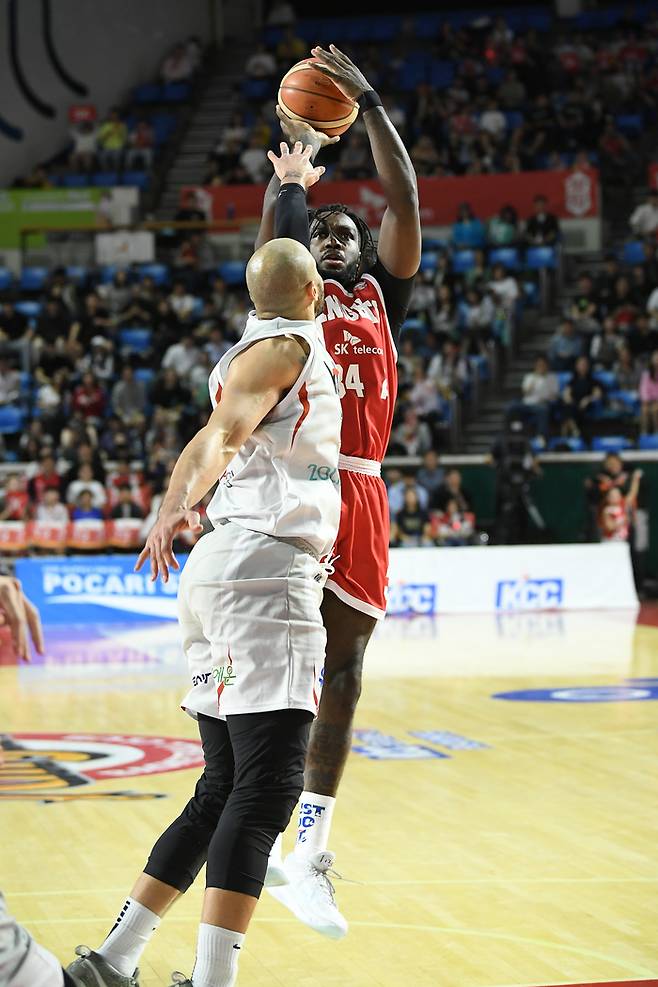 SK 워니가 23일 잠실학생체육관에서 열린 2024~2025 KCC 프로농구 4강 플레이오프 1차전 KT와 경기에서 KT 조던 모건의 수비를 피해 슛을 던지고 있다. 사진 | KBL