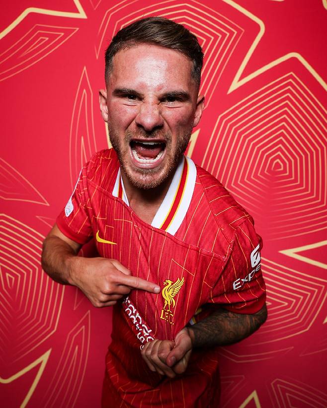 [스포츠조선 강우진 기자]최근 몇 주간 레알 마드리드로의 이적설에 휩싸인 선수는 트렌트 알렉산더-아놀드만이 아니다. 알렉시스 맥알리스터도 이번 시즌 아르네 슬롯 감독의 리버풀에서 인상적인 활약을 펼치며 스페인 명문 구단의 레이더에 포착됐다.

맥알리스터는 이번 시즌 리버풀 소속으로 6골 5도움을 기록하며, 팀의 중요한 순간마다 제 역할을 해줬다. 그의 활약에 세계 최고 수준의 구단들이 관심을 가졌으며 레알 마드리드도 그중 하나였다.

그러나 맥알리스터가 레알 마드리드로 떠날 가능성은 희박해 보인다. 사진=SNS