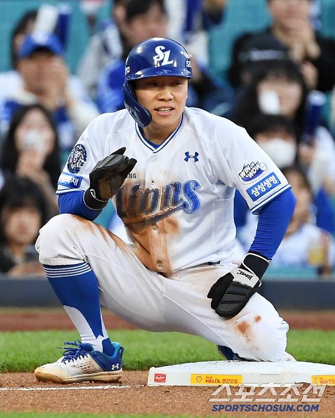 첫 타석부터 안타 치고 나가 빠른 발로 순식간에 3루에 도착한 리드오프 김지찬.