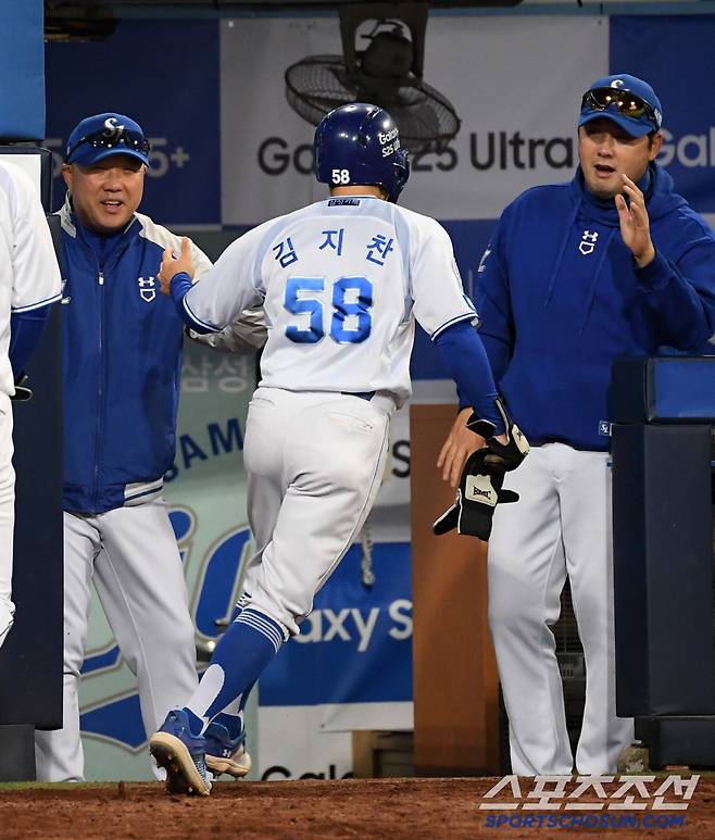 지난해 한국시리즈 상대 KIA 타이거즈 상대 리드오프 김지찬이 맹타를 휘두르자 박진만 감독은 감탄했다.