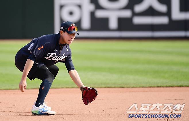 24일 부산 사직야구장에서 열리는 롯데와 한화의 경기. 수비 훈련을 하고 있는 심우준. 부산=송정헌 기자songs@sportschosun.com/2025.04.24/