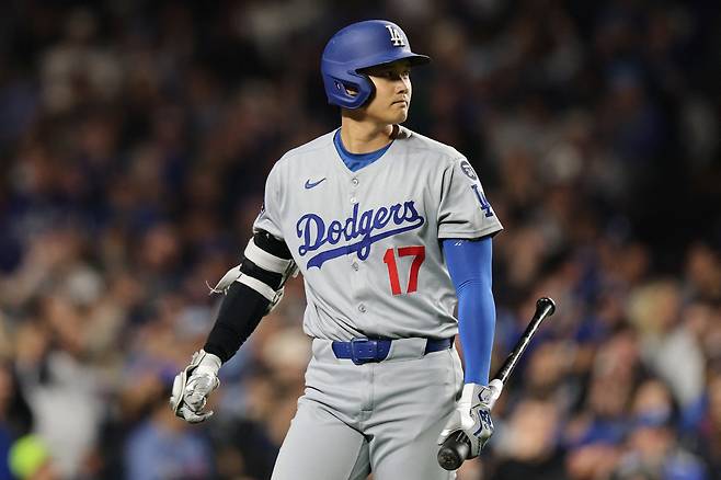 LA 다저스 오타니 쇼헤이가 24일(한국시각) 리글리필드에서 열린 시카고 컵스전에서 9회 삼진을 당한 뒤 마운드를 물끄러미 쳐다보며 들어가고 있다. AFP연합뉴스