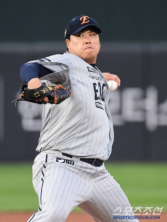 24일 부산 사직야구장에서 열린 롯데와 한화의 경기. 선발 투구하는 한화 류현진. 부산=송정헌 기자songs@sportschosun.com/2025.04.24/