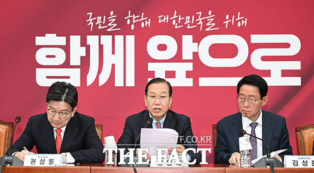 국민의힘은 24일 더불어민주당이 이재명 민주당 대선 경선 후보의 공직선거법 위반 사건을 전원합의체에 회부한 대법원을 겨냥해 '치졸한 압박'을 가하기 시작했다고 비판했다. 그러면서 "사법부를 압박해 대선만 넘기면 된다고 생각한다면 더 엄중한 국민적 심판을 직면하게 될 것"이라고 경고했다. /박헌우 기자