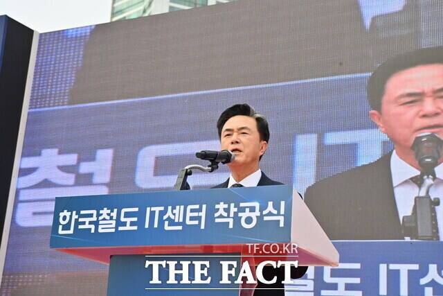 김태흠 충남도지사가 24일 아산시 배방읍 장재리 KTX 천안아산역 인근 신축 부지에서 '철도 IT운영센터' 착공식에 참석해 센터 비전을 설명하고 있다. /충남도