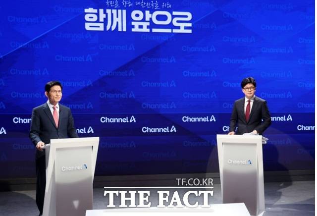 제21대 대통령 선거 국민의힘 2차 경선 진출자인 김문수(왼쪽), 한동훈 후보가 24일 서울 종로구 동아미디어센터 채널A 오픈스튜디오에서 열린 2차 경선토론회 1:1 맞수 토론에 앞서 정면을 응시하고 있다. /뉴시스