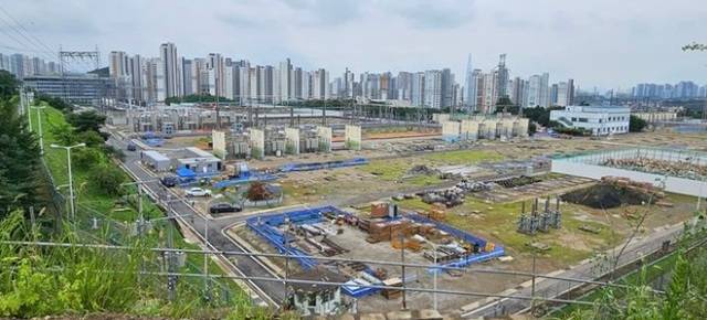 한국전력이 24일 하남시의 전력망 건설 허가를 촉구하며 "특정 지역의 반대가 국가 전력망의 확충을 가로막고 대한민국 전체의 손실을 초래하는 일은 없어야 한다"고 밝혔다. 동서울변전소 부지 모습. /뉴시스