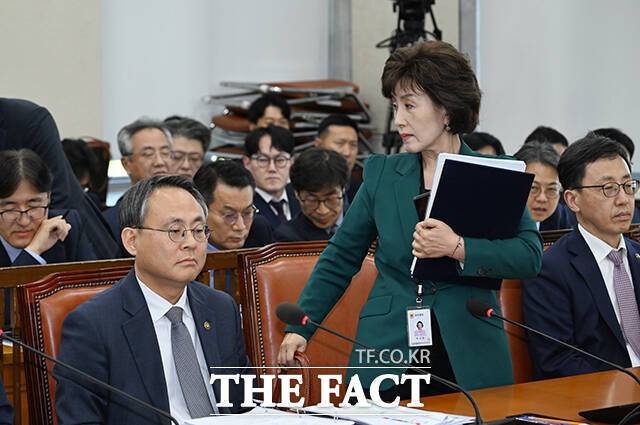 박선영 진실화해를위한과거사정리위원회 위원장이 24일 오후 서울 여의도 국회에서 열린 행정안전위원회 전체회의에서 자리를 이석하고 있다. /국회=박헌우 기자