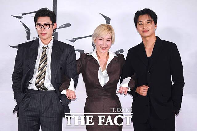 배우 김성철과 이혜영, 연우진(왼쪽부터)이 24일 오후 서울 용산구 CGV용산아이파크몰에서 열린 영화 '파과' 언론배급시사회 및 기자간담회에 참석해 포즈를 취하고 있다. /장윤석 기자