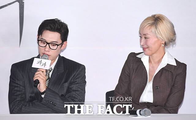 배우 김성철(왼쪽)은 미스터리한 남자 투우 역을, 이혜영은 전설의 킬러 조각 역을 맡아 연기 호흡을 맞췄다. /장윤석 기자