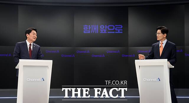 안철수 국민의힘 대선 경선 후보(왼쪽)와 김문수 국민의힘 대선 경선 후보가 24일 오후 서울 종로구 동아미디어센터 채널A 오픈스튜디오에서 토론 전 리허설을 하고 있다. /국회사진취재단