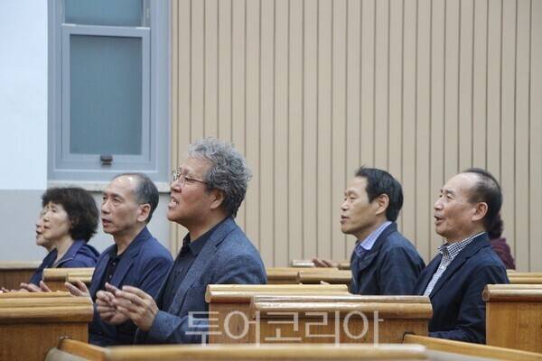 찬양하는 신도들