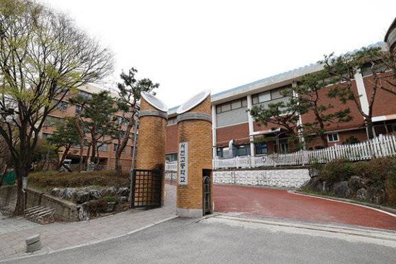 단지 안에 곳곳에 선도지구 선정을 축하하는 건설사들의 현수막이 걸려 있다(위). 시범 우성·현대는 분당초와 서현중을 품고 있으며, 분당의 명문인 서현고도 도보권이다.