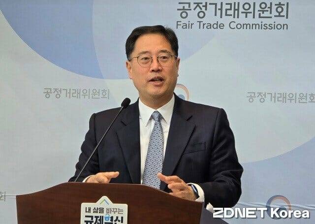 이병건 공정거래위원회 기업거래결합심사국장이 24일 동의의결안에 대해 설명하고 있다