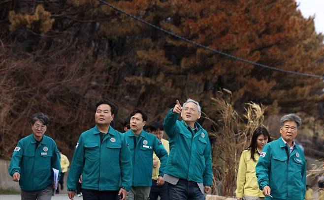 유인촌 문화체육관광부 장관이 23일 산불 피해 지역인 경북 영덕 따개비 마을 찾아 현장을 살펴보고 있다.   [사진 제공= 문화체육관광부]