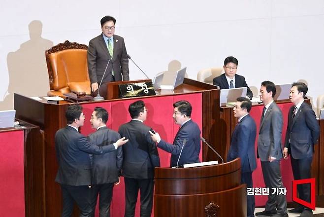 24일 국회 본회의에서 한덕수 대통령 권한대행 국무총리의 추가경정예산안 시정연설 후 우원식 국회의장이 발언하자 권성동 국민의힘 원내대표가 항의하고 있다. 2025.4.24 김현민 기자