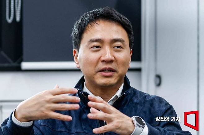 이기욱 휴로보틱스 대표가 22일 서울 동작구 중앙대학교 창업보육관 연구실에서 인터뷰 하고 있다. 강진형 기자