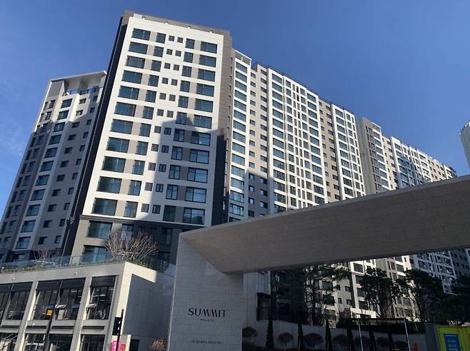 과천 아파트는 이달 들어서도 신고가가 속출하고 있다. 사진은 신고가 거래가 나온 단지 중 하나인 센트럴파크푸르지오써밋.