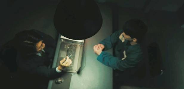 SBS ‘꼬리에 꼬리를 무는 그날 이야기’(꼬꼬무) 172회에서는 16년간 미제로 남았던 ‘드들강 여고생 살인사건’을 집중 조명한다. 2001년 광주의 드들강변에서 발견된 한 여고생의 죽음은 수사 초기부터 단서 부족으로 장기 미제로 이어졌으며, 긴 세월 동안 피해자 가족은 진실 없이 살아야 했다. 하지만 사건 발생 11년 만에 수면 위로 떠오른 한 남성의 등장과 함께 수사는 전환점을 맞았고, 이번 방송에서는 그를 둘러싼 거짓말, 교묘한 알리바이, 그리고 마지막 결정적 단서를 중심으로 사건의 숨은 진실을 풀어낼 예정이다. 리스너로 함께한 몬스타엑스 주헌, 경수진, 차지연은 범인의 뻔뻔한 태도에 분노를 터뜨리며 시청자들과 함께 공감하고 분노하는 모습을 보여줄 예정으로, 시청자들에게 강한 몰입감을 선사할 전망이다. ‘꼬리에 꼬리를 무는 그날 이야기 시즌3 (꼬꼬무)’는 역사의 이면에 숨겨진 놀라운 사건과 이야기들을 깊이 있게 조명하는 프로그램이며, 매회 흥미진진한 스토리를 통해 시청자들에게 과거의 중요한 순간들을 되새기게 한다. 배우 장도연, 장현성, 장성규가 진행을 맡아 각기 다른 매력과 개성으로 이야기를 풀어나간다.