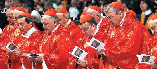 2013년 콘클라베(추기경단 비밀회의)에 앞서 전 세계 추기경들이 성베드로 성당에서 차기 교황 선출을 기원하는 미사를 진행하고 있다. 미사는 일반인에게 공개되지만 오후부터 시스티나 성당에서 시작 되는 콘클라베에는 추기경들을 제외한 누구도 입장할 수 없다./로이터 뉴시스