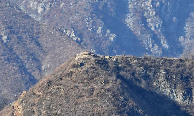 북한이 2018년 11월 20일 오후‘9·19 남북 군사 분야 합의’에 따라 시범 철수키로 한 비무장지대(DMZ) 내 감시초소(GP) 10곳을 폭파 방식으로 파괴했다고 국방부가 밝혔다. 사진은 중부전선 북측 GP의 폭파 전 모습./국방부