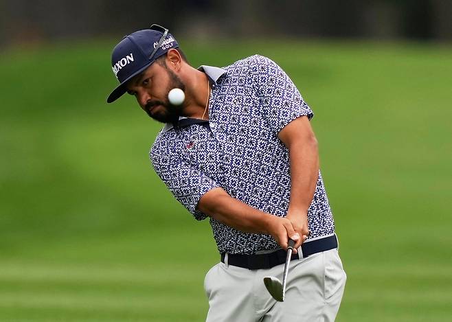 JJ 스펀이 2025 플레이어스 챔피언십 4라운드에서 아이언 샷을 하는 장면. /AP 연합뉴스