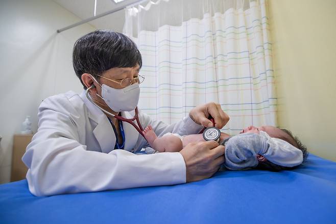 2025년 4월 16일 오후 강원도 춘천시 강원대병원 어린이병원에서 김호성 교수가 진료를 하고 있다. /장련성 기자