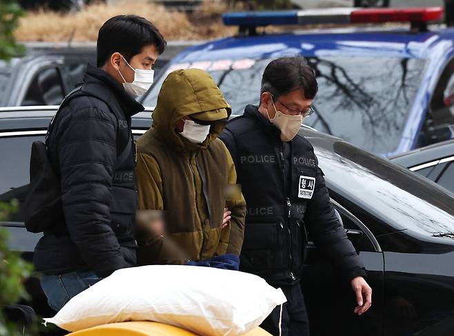 2023년 12월 둔기로 아내를 살해한 혐의를 받는 대형 로펌 출신 변호사 현모씨가 서울 서초구 서울중앙지방법원에서 열린 구속 전 피의자 심문(영장실질심사)에 출석하고 있다./뉴스1