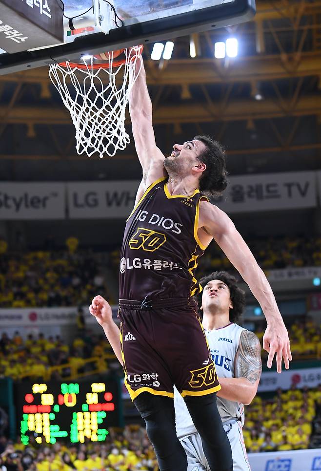 24일 창원체육관에서 열린 프로농구 4강 플레이오프(PO) 창원 LG 세이커스와 울산 현대모비스 1차전 경기. LG의 아셈 마레이가 덩크슛을 하고 있다. /KBL