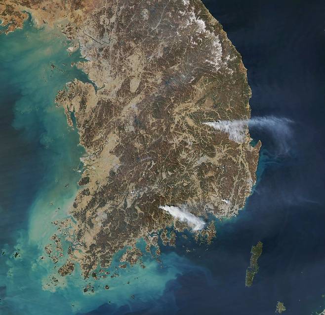 지난 3월 22일 미항공우주국(NASA) 아쿠아 위성에 실려 있는 중해상도 영상 분광 복사계(MODIS)가 촬영한 영남 산불 사진. 대형 화재로 발생한 연기가 보인다. /NASA