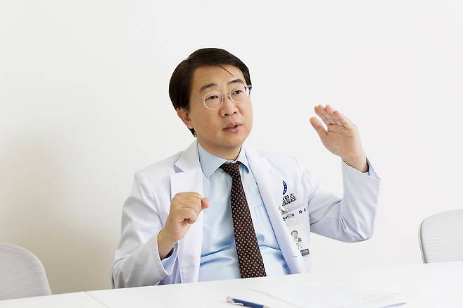차봉수 대한당뇨병학회 이사장(세브란스병원 내분비내과 교수)은 "당뇨병은 식습관을 비롯한 생활습관을 바로잡는 게 가장 중요하다"며 "실시간으로 혈당 수치를 알 수 있는 연속혈당측정기를 잘 활용하면 효과적으로 당뇨병을 예방, 관리할 수 있다"며 고 말했다./조선비즈