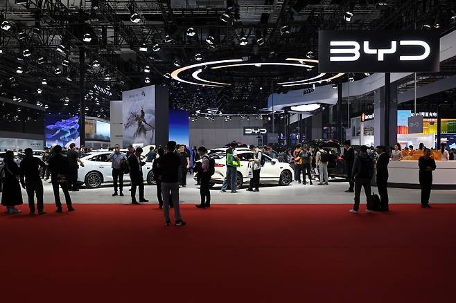 지난 23일 제21회 상하이모터쇼 관람객들이 BYD 부스를 찾은 모습. /로이터연합뉴스