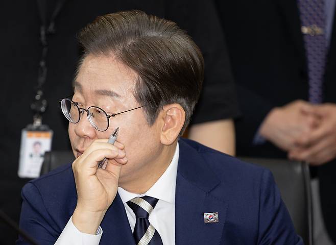 이재명 더불어민주당 경선 후보가 21일 오전 서울 여의도 금융투자협회에서 열린 자본시장 활성화를 위한 정책간담회에서 생각에 잠겨 있다. /뉴스1