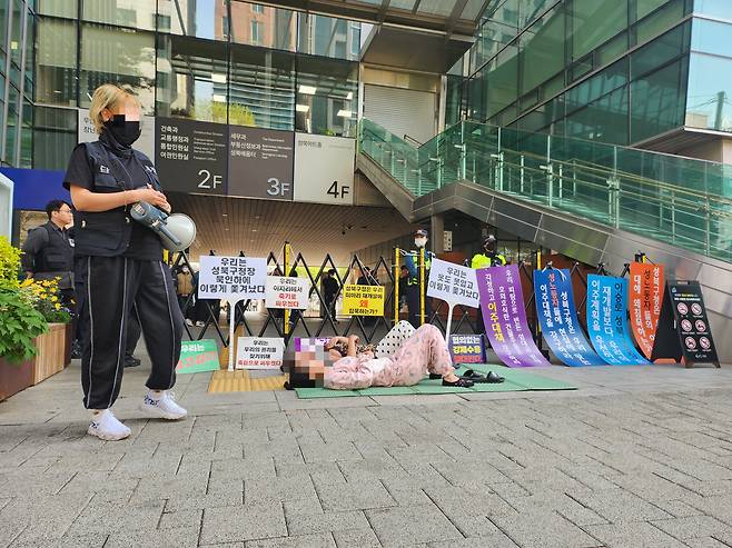 24일 오전 9시 서울 성북구청 앞에서 미아리 송 노동자 이주대책 촉구 집회가 열린 가운데, 지난 16일 명도 집행으로 강제 퇴거당한 성 노동자 2명이 바리케이드 앞에 누운 상태로 농성했다.