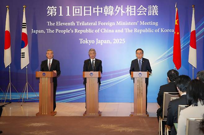 (왼쪽부터) 왕이 중국 외교부장, 이와야 다케시 일본 외무성, 조태열 외교부 장관이 지난달 22일 일본 도쿄에서 열린 제11차 한중일 외교장관 회담을 마치고 공동 기자회견을 하고 있다. /외교부 제공