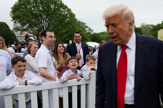 도널드 트럼프 대통령이 지난 21일 미국 워싱턴 백악관에서 열린 부활절 행사에 참가한 어린이 앞을 지나고 있다. /연합뉴스