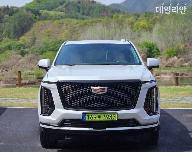 캐딜락 ‘더 뉴 에스컬레이드’ ESV 전면. ⓒ데일리안 정진주 기자