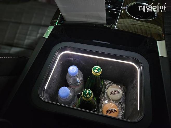 캐딜락 ‘더 뉴 에스컬레이드’ ESV 냉장 콘솔박스. ⓒ데일리안 정진주 기자