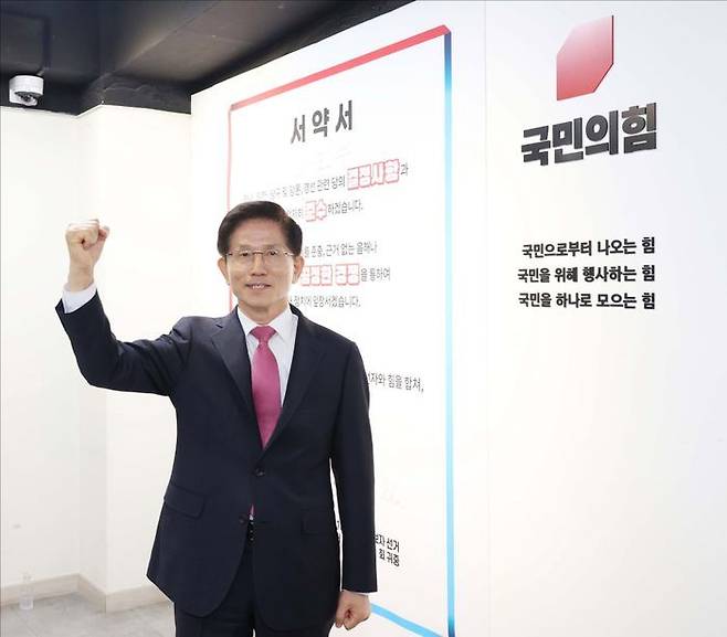 지난 17일 서울 여의도 국민의힘 중앙당사에서 열린 21대 대선 국민의힘 1차 경선 토론회 미디어데이에서 김문수 경선 후보가 후보서약서에 서명한 뒤 기념촬영을 하고 있다. ⓒ데일리안 홍금표 기자