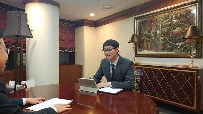 이두현 한화생명금융서비스 4사업본부 재무설계상담사가 고객에게 상속세 개편 방안에 대해 설명하고 있다. 한화생명 제공
