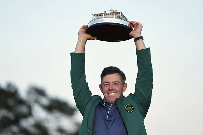 로리 매킬로이가 14일 미국 조지아주 오거스타 내셔널 골프클럽에서 열린 마스터스 토너먼트 정상에 올라 트로피를 들고 포즈를 취하고 있다. 오거스타=AP 뉴시스