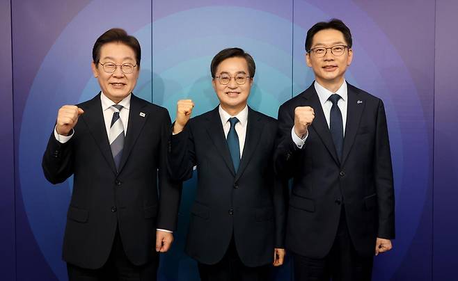 더불어민주당 제21대 대통령선거 경선에 나선 이재명(왼쪽부터), 김동연, 김경수 예비후보가 23일 오후 서울 여의도 오마이TV 스튜디오에서 열린 오마이TV 초청 토론회 시작하기에 앞서 기념촬영을 하고 있다. 2025.4.23/뉴스1 ⓒ News1 국회사진취재단