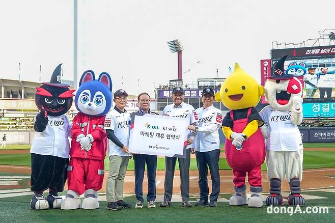 에쓰오일과 KT 위즈가 공동마케팅 제휴 협약식을 진행했다. (왼쪽 3번째부터) 안종범 에쓰오일 마케팅총괄 사장과 이호식 KT스포츠 대표이사, 안와르 알 히즈아지 에쓰오일 CEO, 서정규 에쓰오일 국내영업본부장 등이 기념사진을 촬영하고 있다.