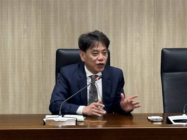 이철범 서울대 화학부 교수가 24일 경기 수원컨벤션센터에서 열린 '대한화학회 춘계 학술발표회 및 기기전시회 기자간담회'에서 인터뷰하고 있다. 한국과학기자협회 제공