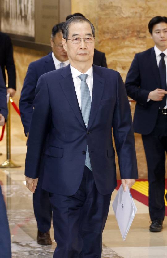 한덕수 대통령 권한대행 국무총리가 24일 추가경정예산안 시정연설을 위해 서울 여의도 국회에 도착해 본회의장으로 향하고 있다. 국회사진기자단=연합뉴스.