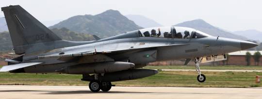 한ㆍ미 공군의 대규모 연합공중훈련 '프리덤 플래그' 훈련 이틀째인 18일 광주 광산구 제1전투비행단에서 한국 공군 조종사들이 FA-50 전투기로 항공훈련을 마치고 착륙하고 있다. [연합뉴스]