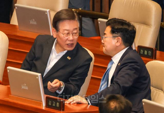 이재명(왼쪽) 전 더불어민주당 대표와 박찬대 박찬대 당대표 직무대행 겸 원내대표. 박동욱기자 fufus@